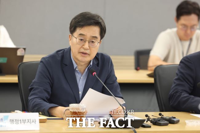 31일 오후 경기도청 서희홀에서 김동연 경기도지사, 김성중 행정1부지사, 고영인 경제부지사 등이 참석한 한미관세 협상 타결에 따른 경기도 특별지원대책 회의에서 모두발언을 하고있다./경기도