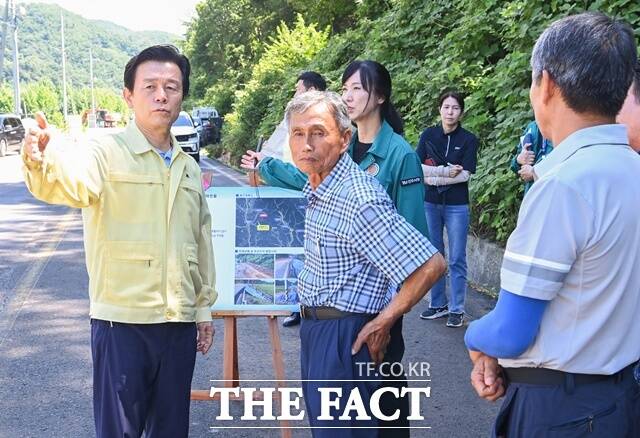 조규일 진주시장이 최근 집중호우로 피해가 발생한 명석면을 찾아 복구 상황을 점검하고 있다. /진주시