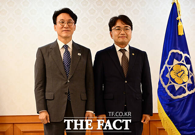 김민석 국무총리와 기념촬영하는 김광용 행정안전부 재난안전관리본부장.