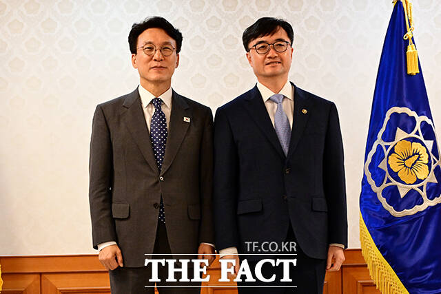 김민석 국무총리와 기념촬영하는 임기근 기획재정부 2차관.