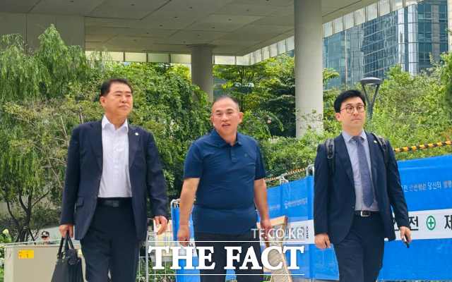 김건희 여사 연루 의혹을 수사하는 민중기 특별검사팀이 정치 브로커 명태균 씨를 불러 조사하고 있다. 정치 브로커 명태균 씨가 31일 오전 김건희특검 피의자 조사에 출석하고 있다. /정채영 기자