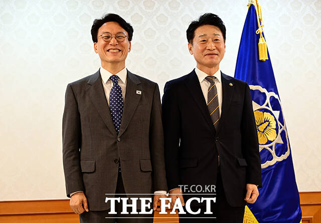 김민석 국무총리와 기념촬영하는 이호현 산업통상자원부 2차관.