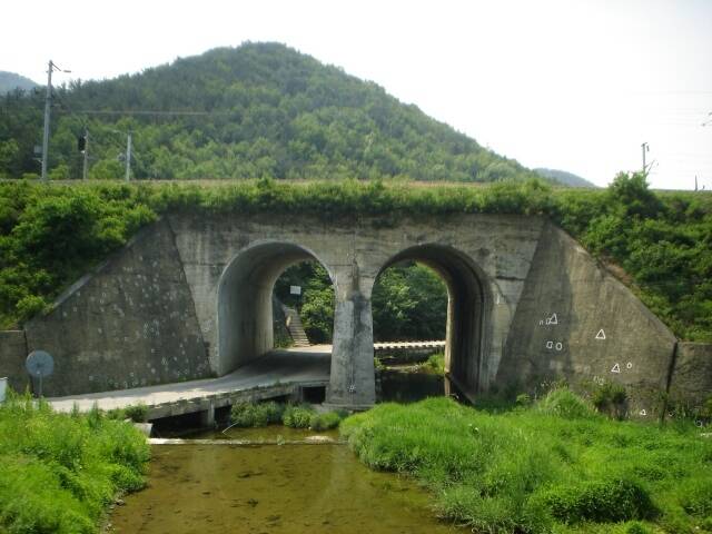 1950년 7월 26일부터 나흘 간 충북 영동군 황간면 노근리 쌍굴다리 일대(사진)에서 경부선 철로를 따라 피난 중이던 민간인 수백 명이 이유도 모른 채 미군의 총격으로 목숨을 잃는 비극이 벌어졌다. /노근리국제평화재단