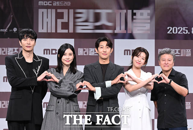 배우 이민기와 이보영, 강기영, 윤가이, 권해효(왼쪽부터)가 31일 서울 마포구 상암동 MBC 골든마우스홀에서 열린 MBC 새 금토드라마 메리 킬즈 피플 제작발표회에 참석해 포즈를 취하고 있다. /이새롬 기자