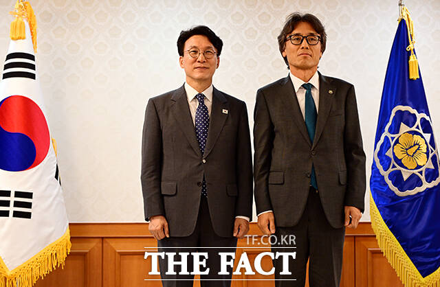 김민석 국무총리와 기념촬영하는 금한승 환경부 차관.