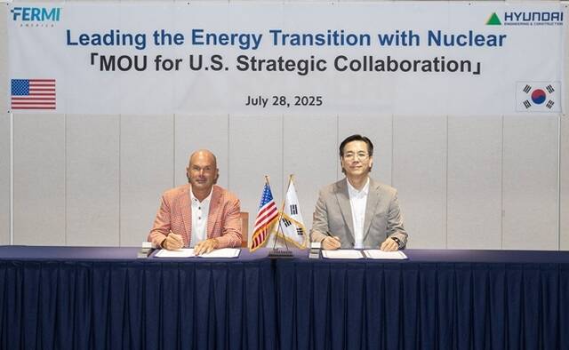 현대건설 이한우 대표(오른쪽)와 페르미 아메리카 토비노이게바우어 공동 창립자(왼쪽)가 서울 종로구 현대건설 계동 사옥에서 첨단에너지·인텔리전스 캠퍼스 공동개발을 위한 업무협약을 체결하고 있다. .현대건설