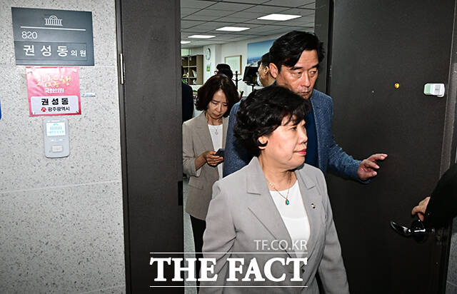 특검이 당을 겨냥해 수사망을 좁혀오고, 여당은 대응 특별위원회까지 만들어 압박하면서 국민의힘은 점점 더 궁지에 몰리고 있다. 사진은 국민의힘 의원들이 지난달 18일 오후 서울 여의도 국회 의원회관 내 김건희 특검팀이 압수수색 중인 권성동 의원실에서 나와 이동하고 있는 모습. /배정한 기자