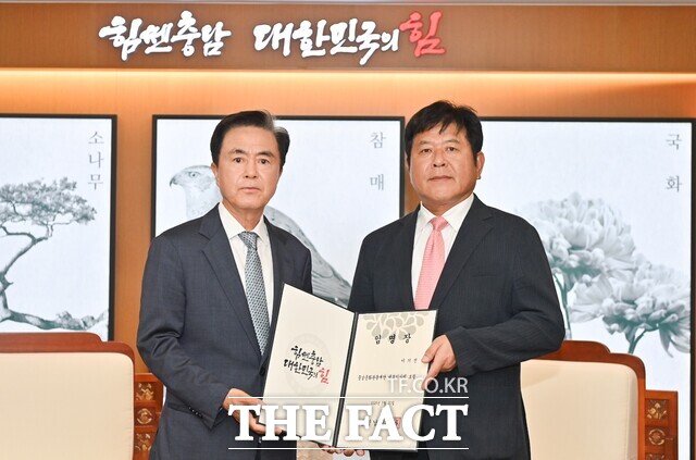 31일 김태흠 충남도지사가 이기진 충남문화관광재단 제7대 대표이사(우측)에게 임명장을 수여한 후 기념촬영을 하고 있다. /충남문화관광재단