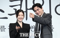  포토타임 리드하는 '이진욱 팀장님' [TF사진관]
