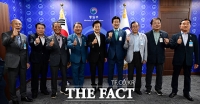  개성공단기업 회장단과 기념촬영하는 정동영 장관 [포토]