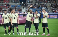  팬들에게 인사하는 야말 [포토]