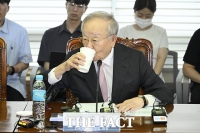  물 마시는 손경식 경총 회장 [포토]