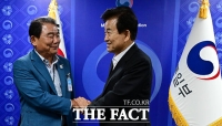  조경주 개성공단기업협회 회장과 인사하는 정동영 통일부 장관 [포토]