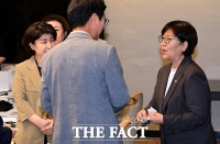  중앙생활보장위원회 위원들과 인사 나누는 정은경 보건복지부 장관 [포토]