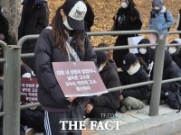  [단독] '성추행 의혹' 교수 비판 대자보 붙인 서울여대생…경찰 불송치