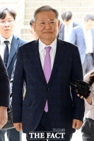  '여유 있는 미소' 법원 들어서는 이상민 전 장관 [포토]