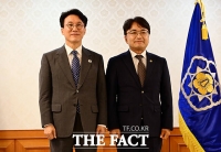  김민석 국무총리와 기념촬영하는 김광용 행안부 재난안전관리본부장 [포토]