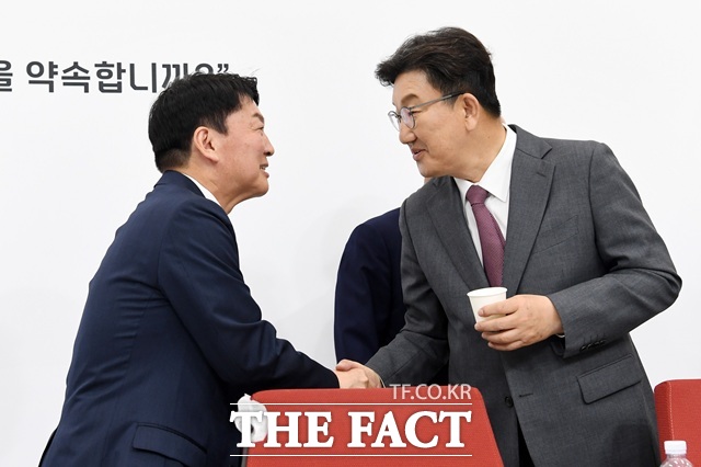 국민의힘 권성동(오른쪽) 의원이 지난달 30일 안철수 의원을 겨냥해