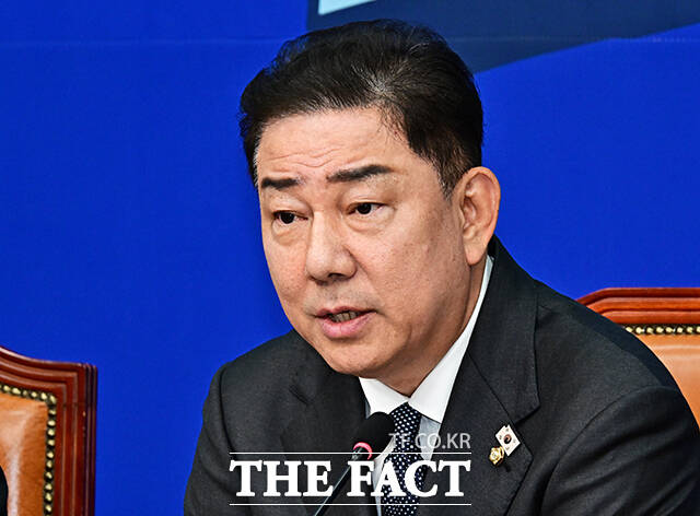 김병기 더불어민주당 당대표 직무대행 겸 원내대표(가운데)가 1일 오전 서울 여의도 국회에서 열린 최고위원회의에 참석하고 있다. /국회=배정한 기자
