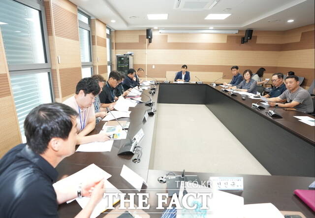 명노봉 의원과 관계부서 및 실옥4통 주민들과 간담회를 진행하고 있다. /아산시의회