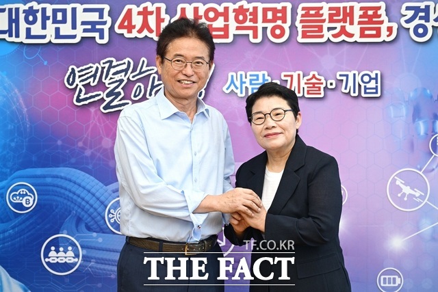 지난 31일 임이자 국회의원이 이철우 경북도지사를 만나 쾌유를 기원하며 눈시울을 붉혔다. / 경북도