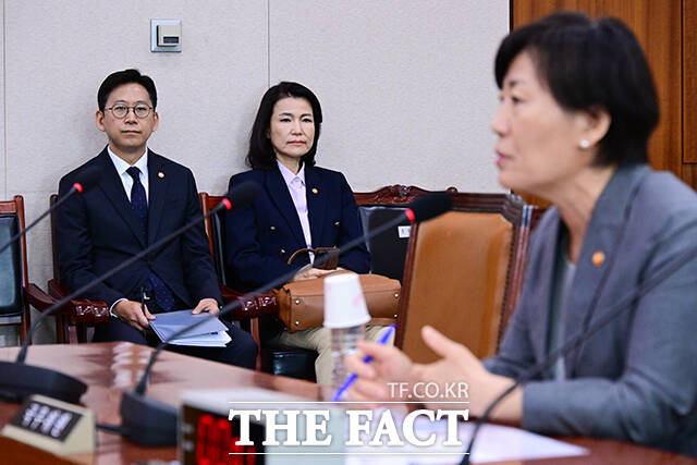 이날 국회 법사위는 여야가 첨예하게 대립하고 있는 방송 3법과 노란봉투법, 상법 등을 상정해 심의할 예정이다. 사진은 생각에 잠긴 이진숙 방통위원장의 모습.