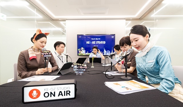 대한항공이 아시아나항공과 함께 지난달 30일 오후 서울 강서구 본사에서 양사 임직원이 직접 참여하는 목소리 기부 행사 'KE-OZ STUDIO'를 열었다. 대한항공과 아시아나항공 임직원들이 동화책을 낭독·녹음해 독서 소외계층을 위한 오디오북을 제작하는 모습. /대한항공