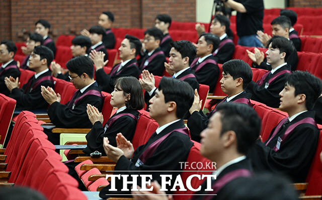 정성호 법무부 장관(오른쪽)이 1일 오전 경기 과천 정부과천청사 법무부에서 열린 신임검사 임관식에 참석해 신임 검사들에게 임명장을 수여한 뒤 악수를 나누고 있다. /과천=임영무 기자