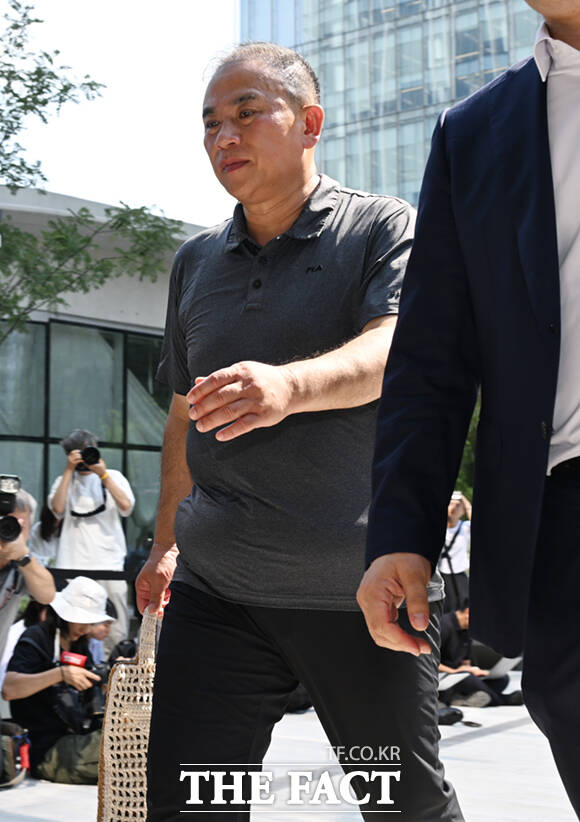 윤석열 전 대통령 부부 공천 개입 의혹을 받는 명태균 씨가 1일 오전 서울 종로구 KT광화문빌딩 웨스트에 마련된 김건희 여사 관련 의혹 수사 중인 민중기 특별검사팀 사무실로 출석하고 있다. /이새롬 기자