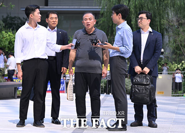윤석열 전 대통령 부부 공천 개입 의혹을 받는 명태균 씨가 1일 오전 서울 종로구 KT광화문빌딩 웨스트에 마련된 김건희 여사 관련 의혹 수사 중인 민중기 특별검사팀 사무실로 출석하고 있다. /이새롬 기자
