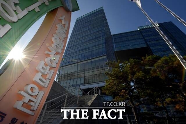 서울행정법원은 지난 6일 윤관 대표가 강남세무서장을 상대로 낸 종합소득세 부과 처분 취소 청구 소송에서 원고 패소로 판결했다. /더팩트 DB