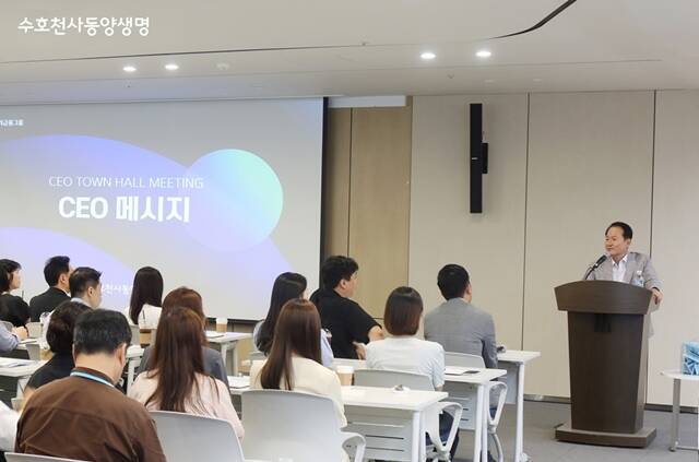 성대규 동양생명 대표이사가 1일 오전 서울 종로구 그랑서울 본사에서 열린 타운홀 미팅에서 임직원들과 소통하고 있다. /동양생명