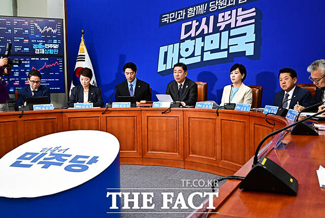 김병기 더불어민주당 당대표 직무대행 겸 원내대표(가운데)가 1일 오전 서울 여의도 국회에서 열린 최고위원회의에 참석하고 있다. /국회=배정한 기자