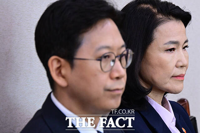 이날 국회 법사위는 여야가 첨예하게 대립하고 있는 방송 3법과 노란봉투법, 상법 등을 상정해 논의할 예정이다. 사진은 배경훈 과학기술정보통신부 장관과 이진숙 방송통신위원장이 소관 부처 법안 심사과 관련해 질의응답 순서를 기다리는 모습.