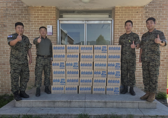 동아오츠카가 수해 복구 작업을 진행하는 특수전사령부 장병들에게 포카리스웨트 2000병을 지원했다. /동아오츠카
