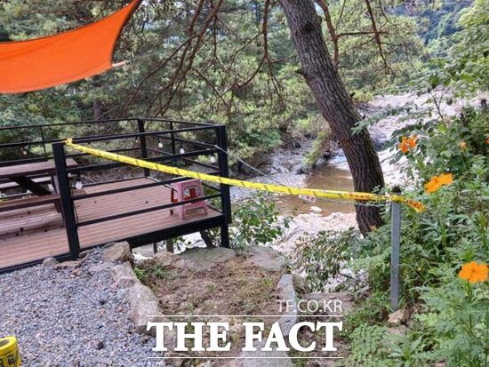 가평군이 집중호우로 인한 농어촌민박 피해 시설에 대해 긴급 안전 점검을 실시했다. 사진은 군이 옹벽 붕괴 위험이 있는 한 민박의 출입을 통제해 놓은 모습./가평군