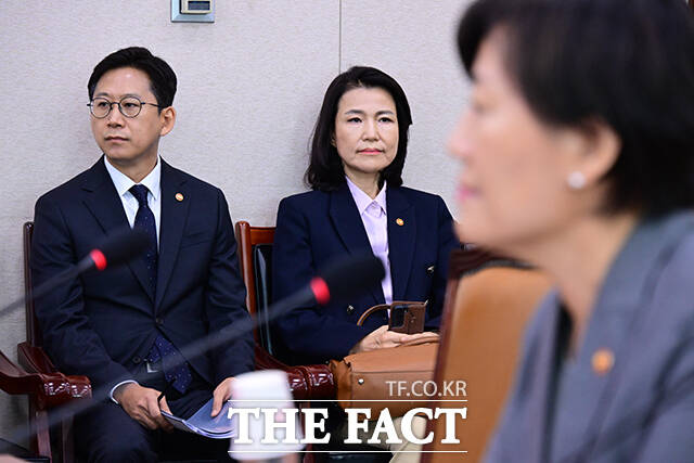 이날 국회 법사위는 여야가 첨예하게 대립하고 있는 방송 3법과 노란봉투법, 상법 등을 상정해 심의할 예정이다. 사진은 생각에 잠긴 이진숙 방통위원장의 모습.