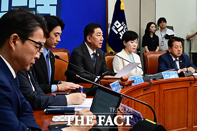 김병기 더불어민주당 당대표 직무대행 겸 원내대표(가운데)가 1일 오전 서울 여의도 국회에서 열린 최고위원회의에 참석하고 있다. /국회=배정한 기자
