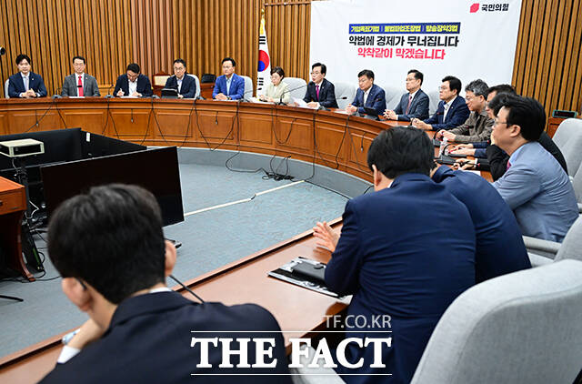 송언석 국민의힘 비상대책위원장 겸 원내대표(오른쪽)가 1일 오전 서울 여의도 국회에서 열린 원내대책회의에서 모두발언을 하고 있다. 왼쪽은 김정재 정책위의장. /국회=남윤호 기자