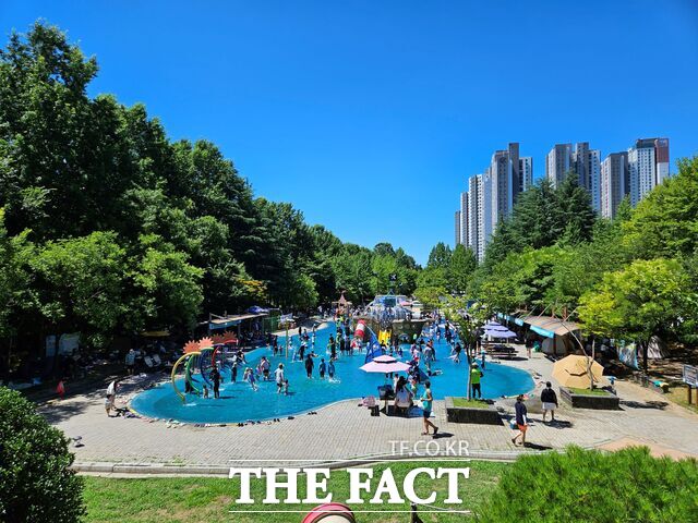 광주시민들이 물놀이장에서 물놀이를 즐기고 있다. /광주시