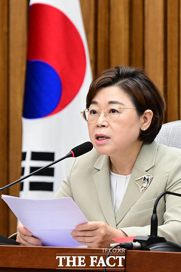 송언석 국민의힘 비상대책위원장 겸 원내대표(오른쪽)가 1일 오전 서울 여의도 국회에서 열린 원내대책회의에서 모두발언을 하고 있다. 왼쪽은 김정재 정책위의장. /국회=남윤호 기자