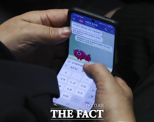 2022년 7월 권성동 당시 국민의힘 원내대표가 국회 본회의장에서 윤석열 전 대통령과 메시지를 주고받는 모습. 권 전 원내대표는 '우리당도 잘 하네요 계속 이렇게 해야' '내부 총질이나 하던 당대표가 바뀌니 달라졌습니다'라고 메시지를 보냈다. /남윤호 기자