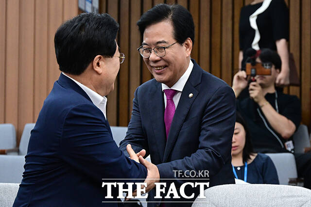 송언석 국민의힘 비상대책위원장 겸 원내대표(오른쪽)가 1일 오전 서울 여의도 국회에서 열린 원내대책회의에서 모두발언을 하고 있다. 왼쪽은 김정재 정책위의장. /국회=남윤호 기자