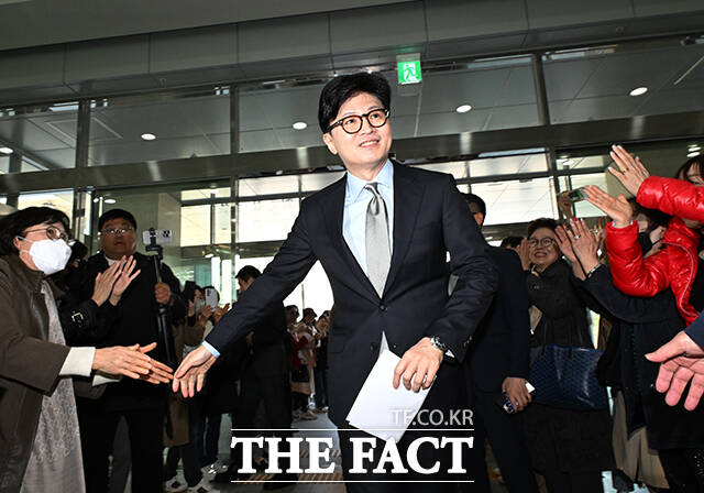 한 전 대표는 물론 친한(친한동훈)계도 8·22 전당대회에서 조직적인 행보를 보이지 않을 것이라는 입장이다. 사진은 한 전 대표가 지난 4월15일 오전 서울 여의도 국회 소통관에서 기자회견장으로 이동하고 있다./배정한 기자