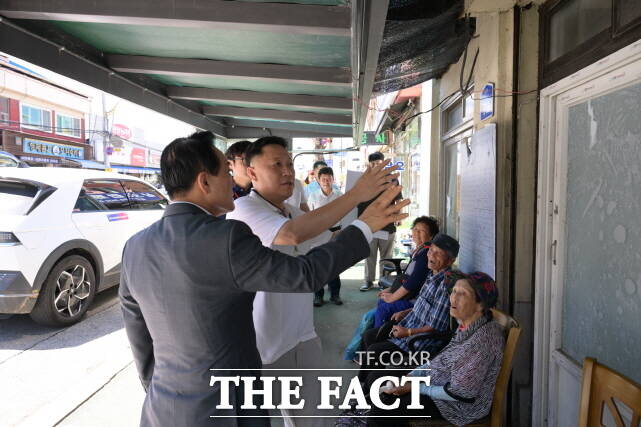 백성현 논산시장이 버스정류장 현장 점검을 하고 있다. /논산시