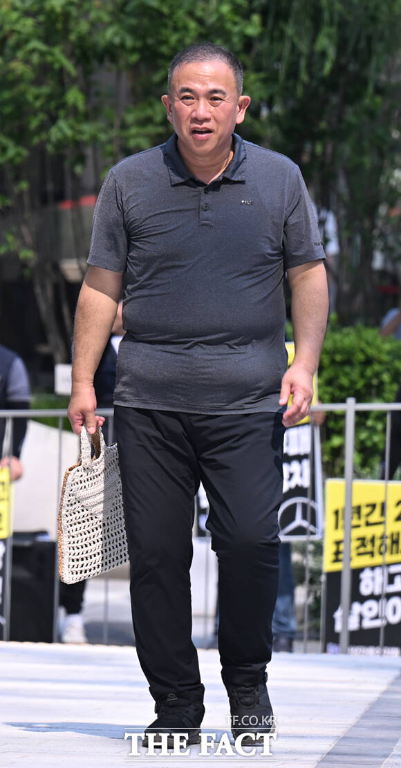 윤석열 전 대통령 부부 공천 개입 의혹을 받는 명태균 씨가 1일 오전 서울 종로구 KT광화문빌딩 웨스트에 마련된 김건희 여사 관련 의혹 수사 중인 민중기 특별검사팀 사무실로 출석하고 있다. /이새롬 기자