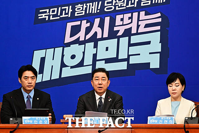 김병기 더불어민주당 당대표 직무대행 겸 원내대표(가운데)가 1일 오전 서울 여의도 국회에서 열린 최고위원회의에 참석하고 있다. /국회=배정한 기자