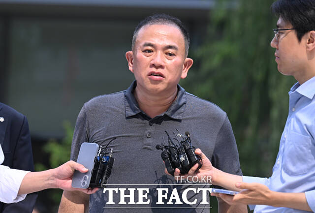 윤석열 전 대통령 부부 공천 개입 의혹을 받는 명태균 씨가 1일 오전 서울 종로구 KT광화문빌딩 웨스트에 마련된 김건희 여사 관련 의혹 수사 중인 민중기 특별검사팀 사무실로 출석하고 있다. /이새롬 기자