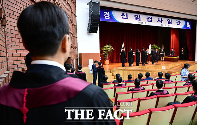 정성호 법무부 장관(오른쪽)이 1일 오전 경기 과천 정부과천청사 법무부에서 열린 신임검사 임관식에 참석해 신임 검사들에게 임명장을 수여한 뒤 악수를 나누고 있다. /과천=임영무 기자
