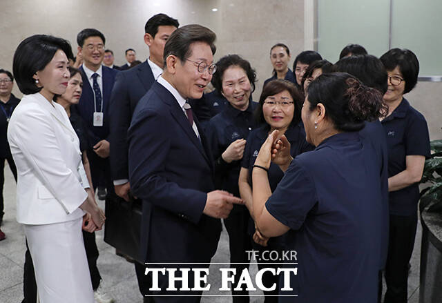 국회 청소 노동자의 직고용 8년차. 어떤 점이 달라지고 어떤 점이 그대로일까. 사진은 지난 6월 3일 오전 서울 여의도 국회에서 이재명 대통령이 제21대 대통령 취임식을 마친 뒤 청소근로자 최성자씨 등과 이야기를 나누고 있는 모습. /더팩트 DB